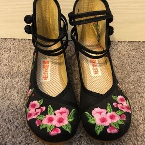 Embroidered Kicks Pink Floral Mary Jane shoes sz 8